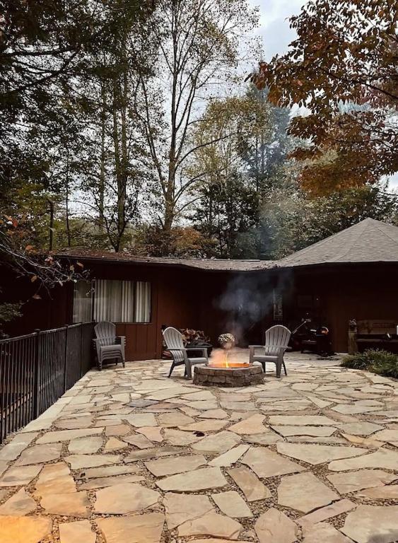 גטלינבורג Cabin With Treehouse Views, 3 King Beds, 4 Bunks, And Large Hot Tub! מראה חיצוני תמונה