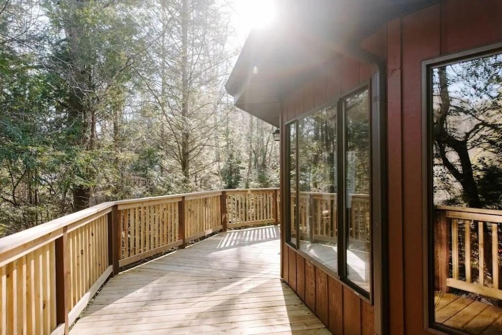 גטלינבורג Cabin With Treehouse Views, 3 King Beds, 4 Bunks, And Large Hot Tub! מראה חיצוני תמונה