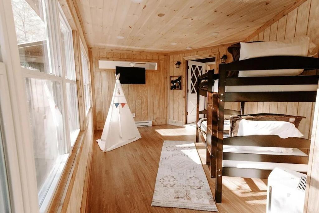 גטלינבורג Cabin With Treehouse Views, 3 King Beds, 4 Bunks, And Large Hot Tub! מראה חיצוני תמונה